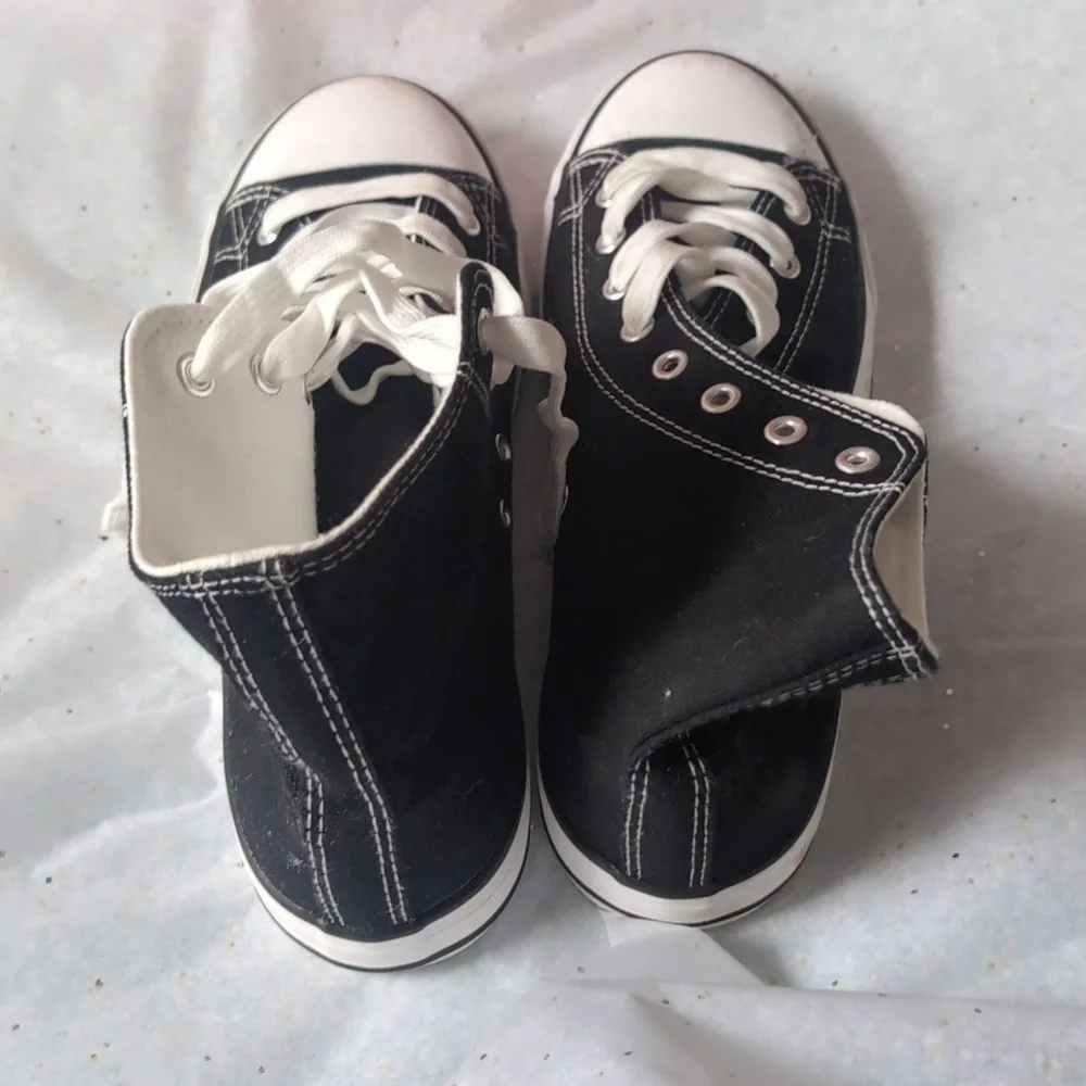 Black and White High-Top Sneakers Unisex Size 8.5 New